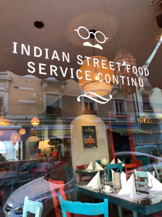 Vitrine du Café Gandhi à Genève