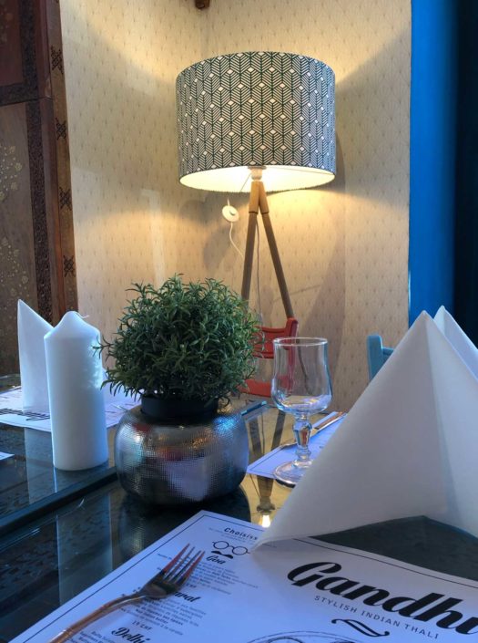 Lampe et papier peint au Café Gandhi, restaurant indien à Genève